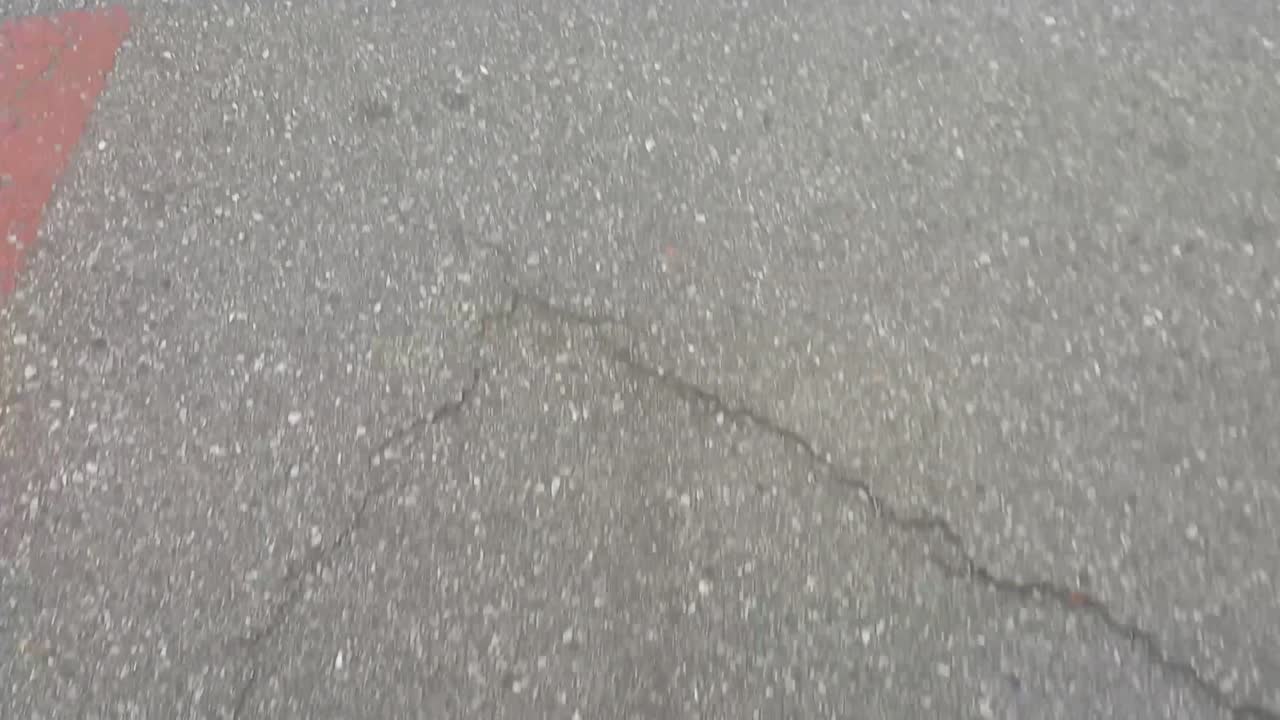 회색과 빨간색 도로를 는 4k 뷰