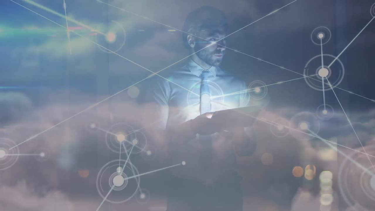 animación de la red de conexiones a través de nubes y empresario caucásico usando tableta