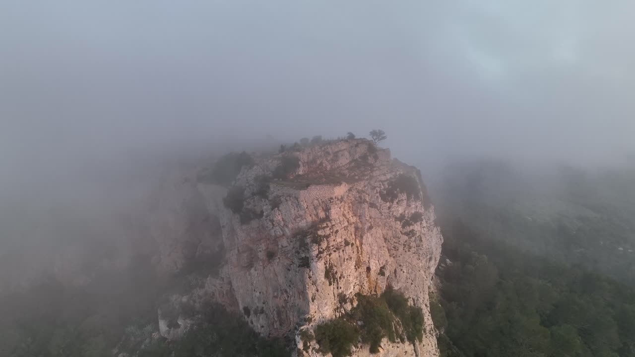 일출 동안 빠르게 움직이는 구름과 산 절벽의 공중