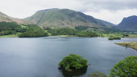 Lago-Distrito-Crummock-Agua-Drone-Pan-Alrededor-Escala-Isla