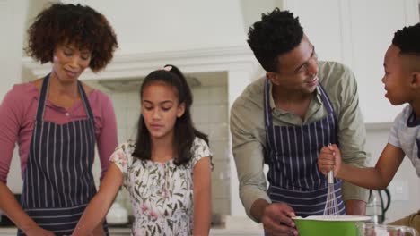 Afroamerikanische-Familie-Backt-Gemeinsam-In-Der-Küche-Zu-Hause