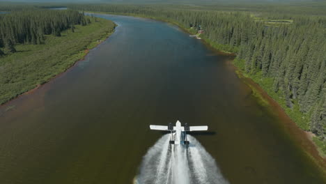 atemberaubende luftaufnahme eines wasserflugzeugs, das vom flowers river in labrador, kanada, abhebt