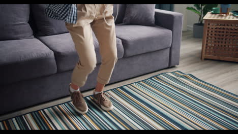 mujer bailando a la música en casa