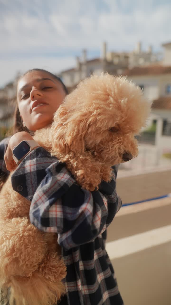 mujer con un caniche al aire libre