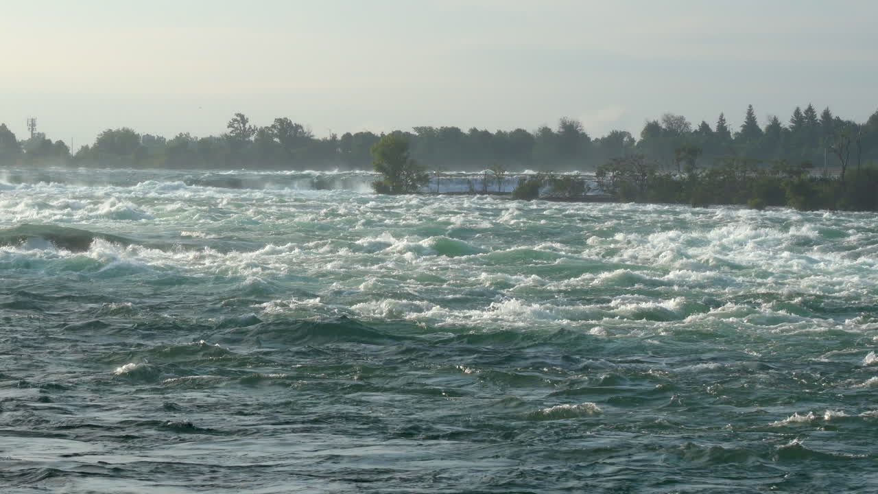 나이아가라 폭포 바로 위의 나이아가라 강의 급류 전망