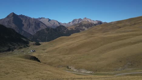 Paisaje-De-Montaña-Bucólico-E-Idílico-En-Temporada-De-Verano