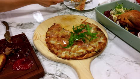 feliz de compartir pizza de jamón de parma, proceso de fiesta en el restaurante occidental