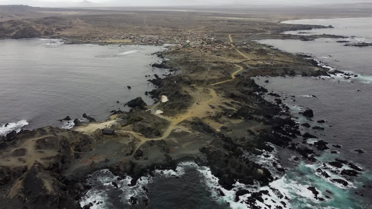 rústico, dorado y rocoso promontorio oceánico en el pueblo de caleta chanaral en chile