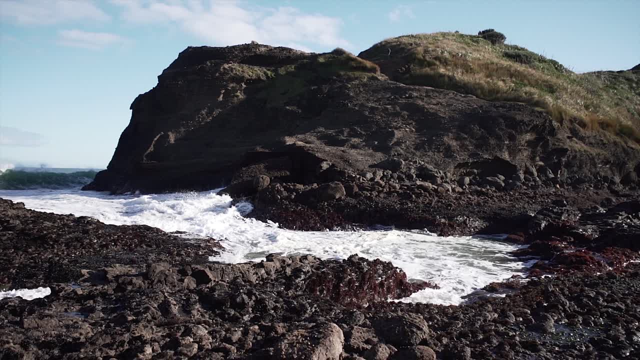파도가 부히는 바위가 있는 해안선
