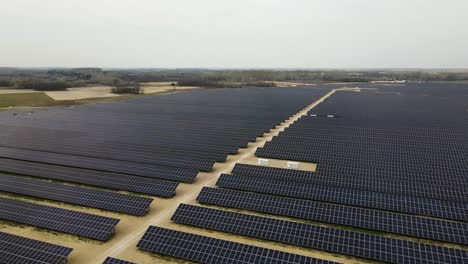 Luftaufnahme-Eines-Großen-Solarparks