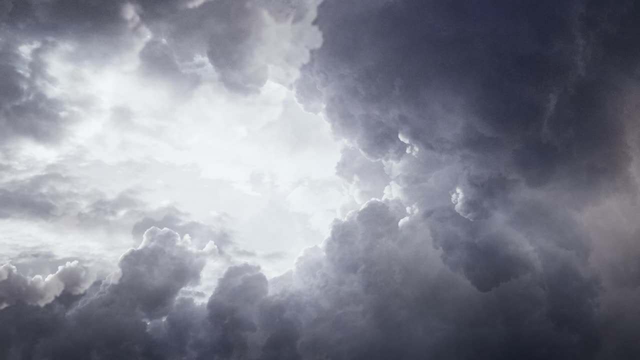 vista 4k de nubes cumulonimbus oscuras en el cielo oscuro