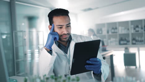 tableta, hombre o científico leyendo en el laboratorio