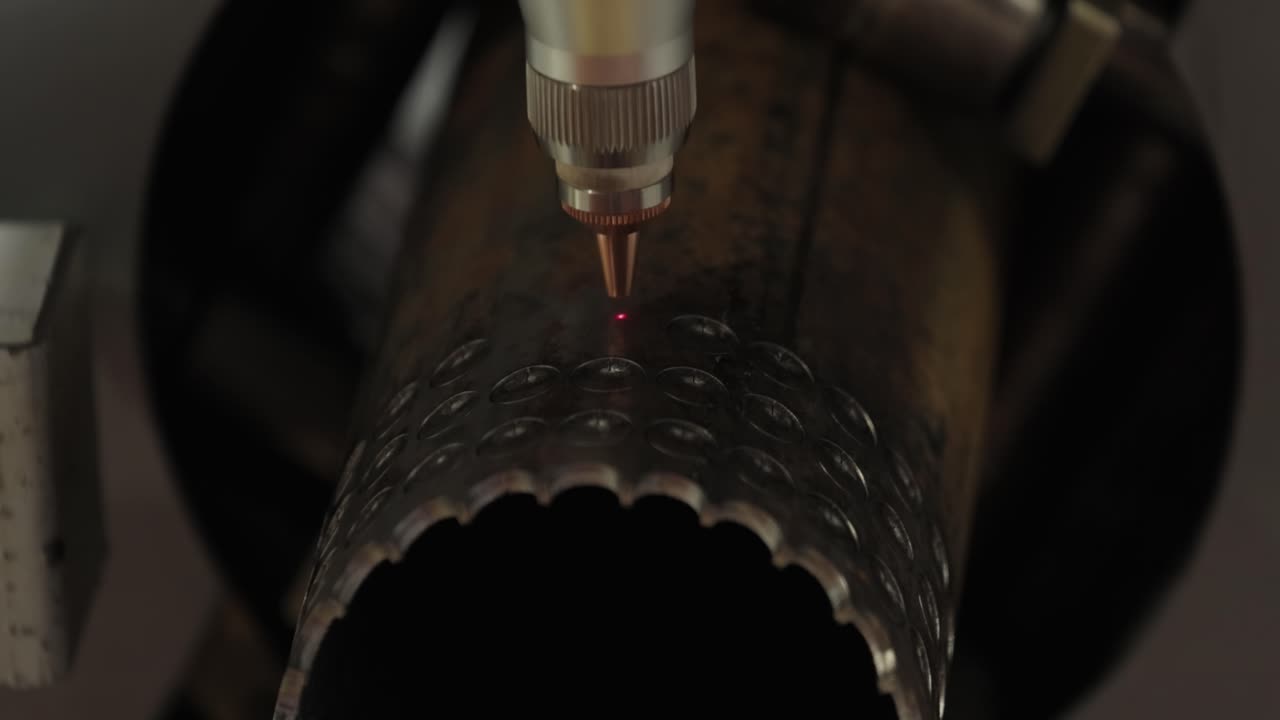 corte con láser y gas de metal, tecnología industrial moderna.