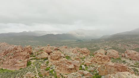 drone se eleva en el aire durante formaciones de montañas rocosas en el área silvestre de cederberg en sudáfrica - en el fondo se pueden ver montañas rocosas