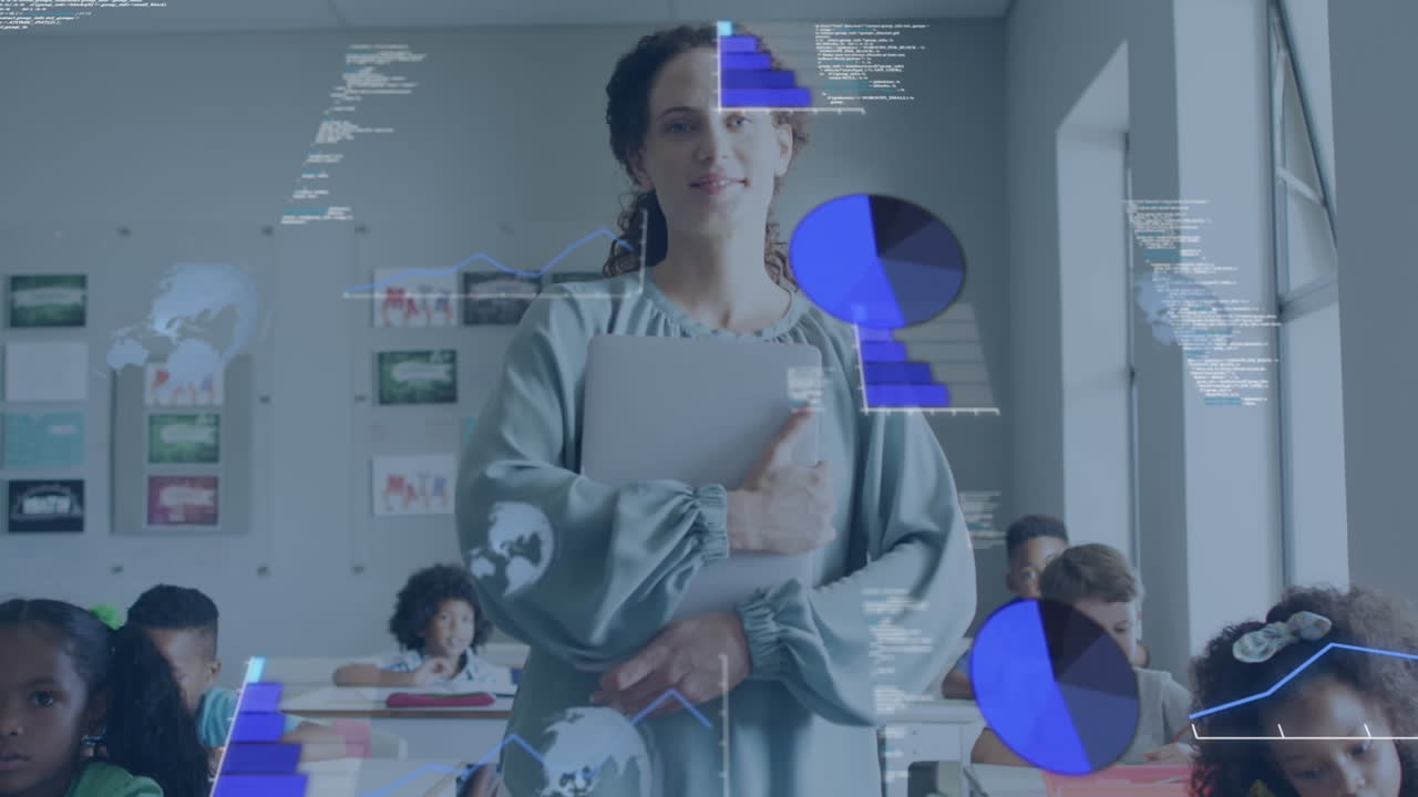 animación de procesamiento de datos sobre feliz maestra diversa con tableta y alumnos en el aula