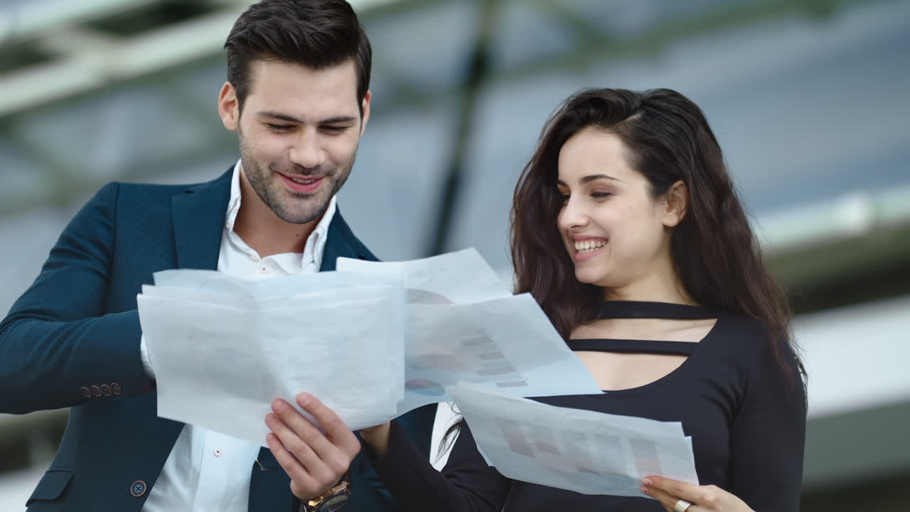 pareja de negocios de primer plano sonriendo en la calle. pareja de pie juntos al aire libre