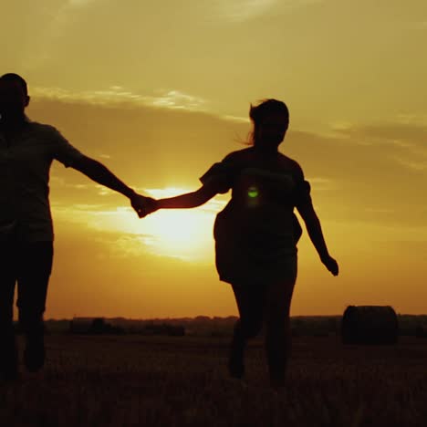 pareja contra la hermosa puesta de sol