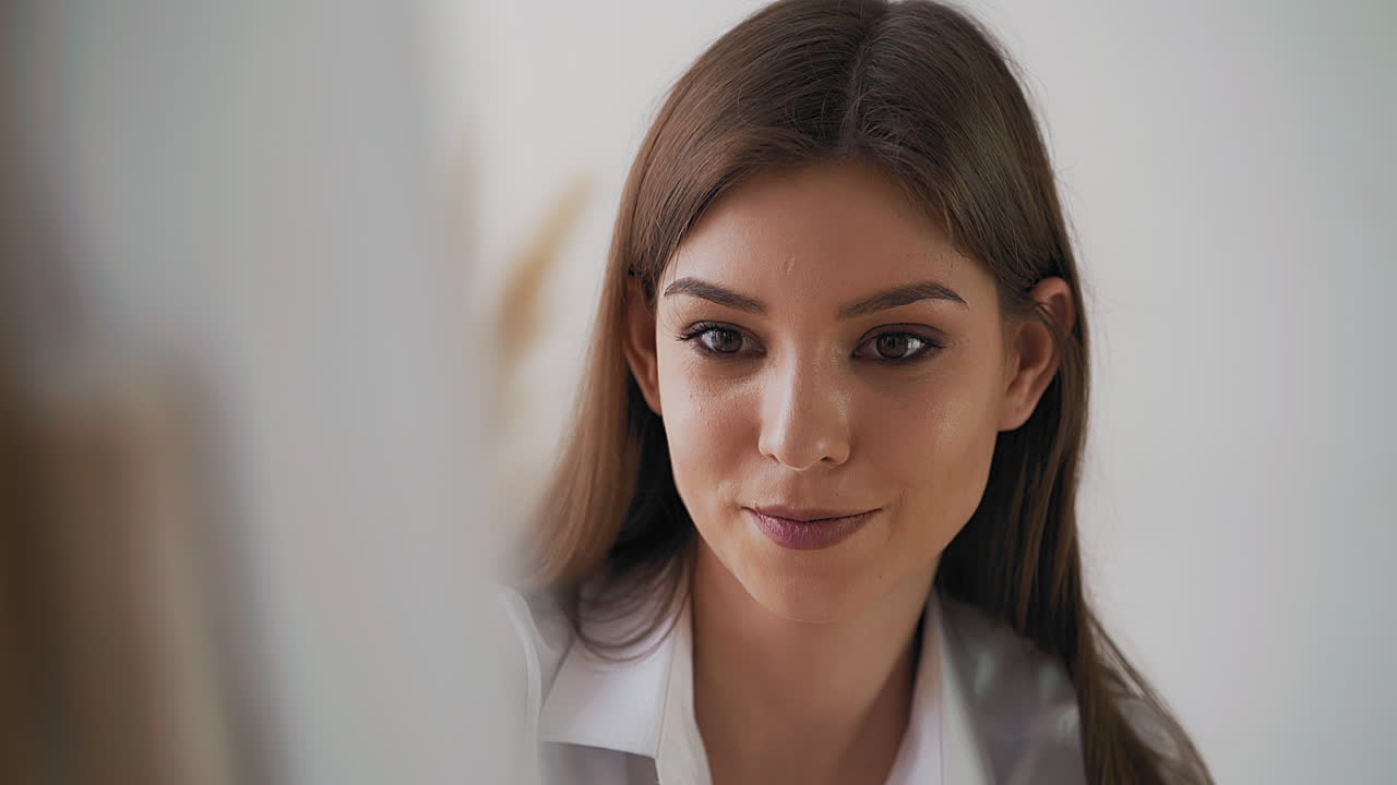 el artista concentrado mira el lienzo dibujando una nueva pintura