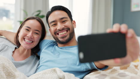 Asian-couple,-phone-selfie