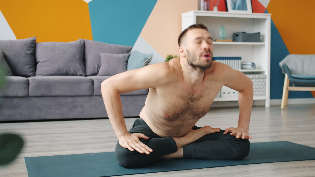 hombre practicando yoga en casa