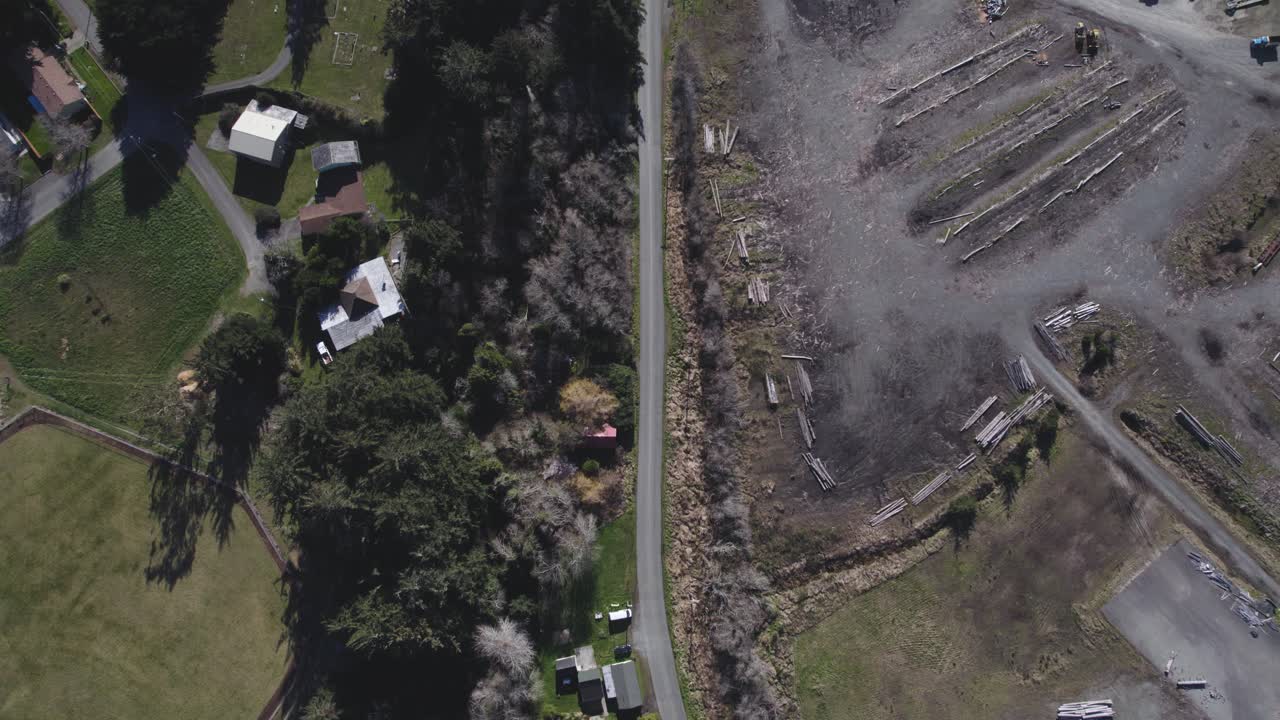 impresionante vista de pájaro en 4k del cementerio de bandon oregon y carreteras secundarias