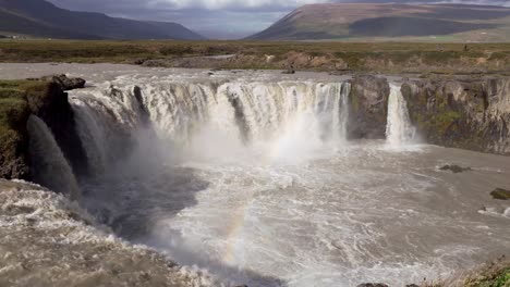 Atemberaubender-Blick-Auf-Den-Godafoss-Wasserfall-Mit-Regenbogen---Nordisland