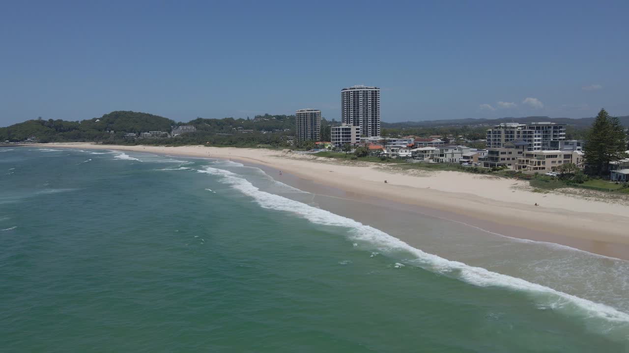 surfear olas en palm beach en la ciudad de gold coast, queensland, australia