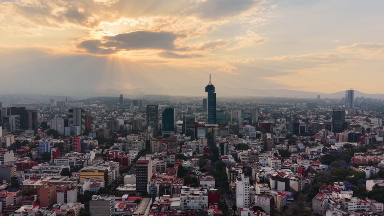 Meksika Şehri üzerinde bahar akşamı ışığı, havadan görünüm