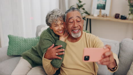 Älteres-Paar,-Sofa-Und-Selfie-Mit-Lächeln