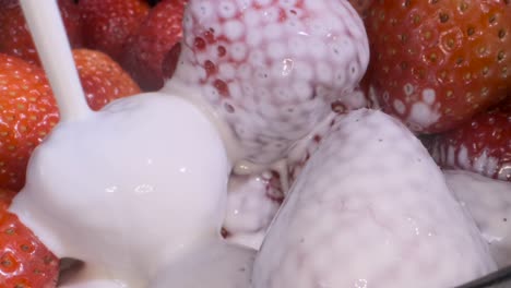 la crema se vierte sobre las fresas.