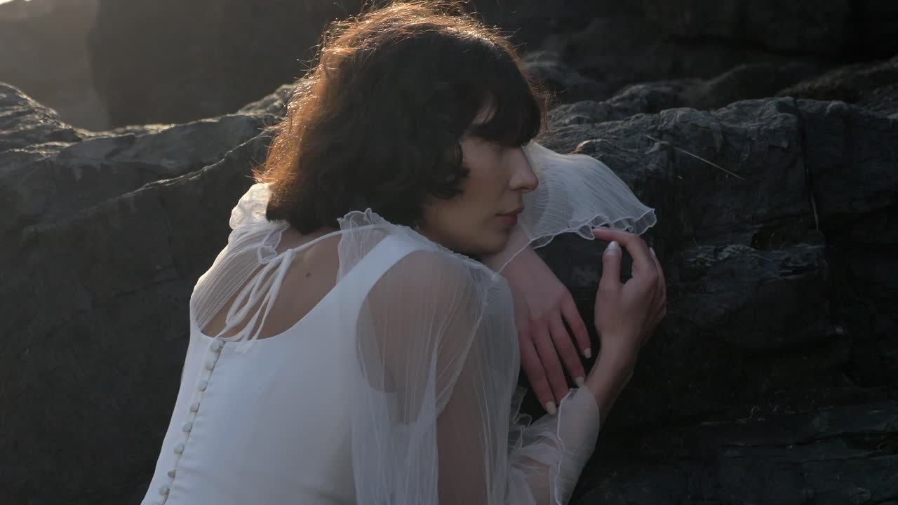 바위 가 있는 자연 에서 모델링 하는 여자 의 모습