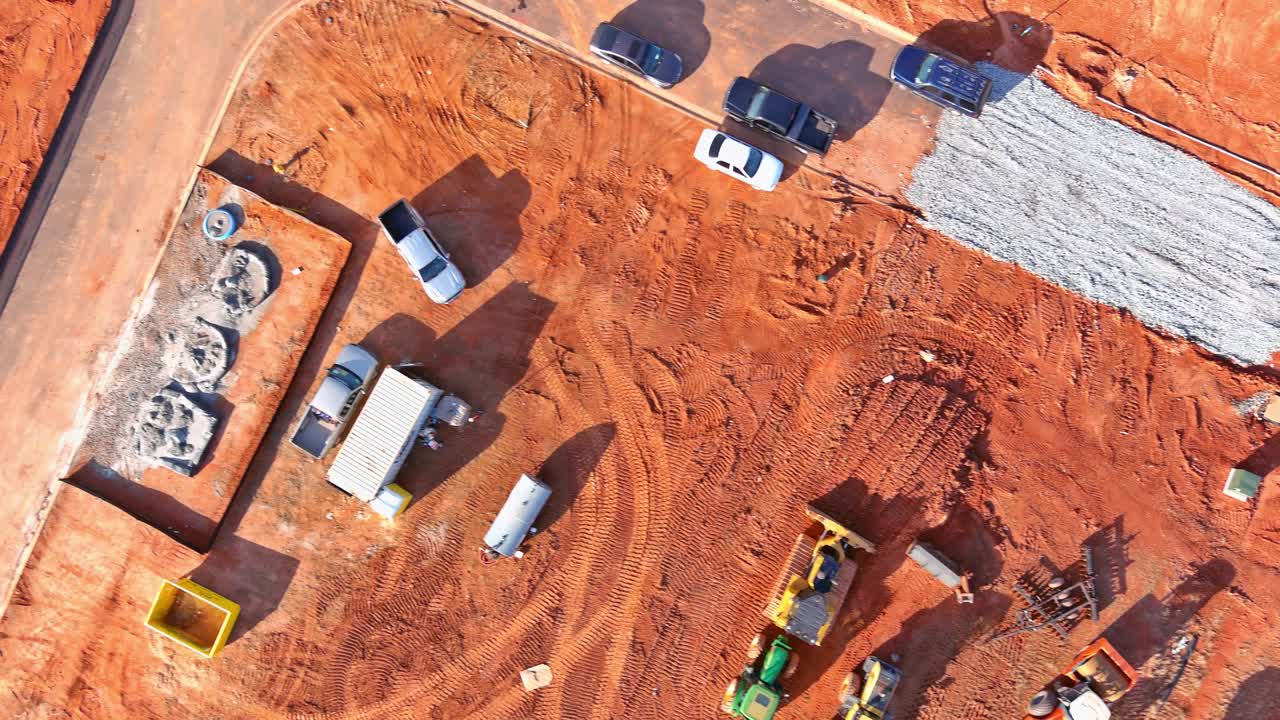 Cantiere edile per la fondazione di un futuro complesso residenziale