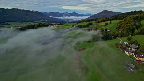 Mañana-Brumosa-Sobre-Escena-Rural-Con-Pueblos-Y-Montañas-Verdes