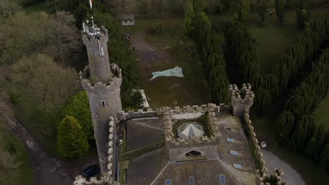 La-Vista-Aérea-Gira-Sobre-El-Castillo-De-Charleville-Y-Muestra-Los-Detalles-Del-Techo.