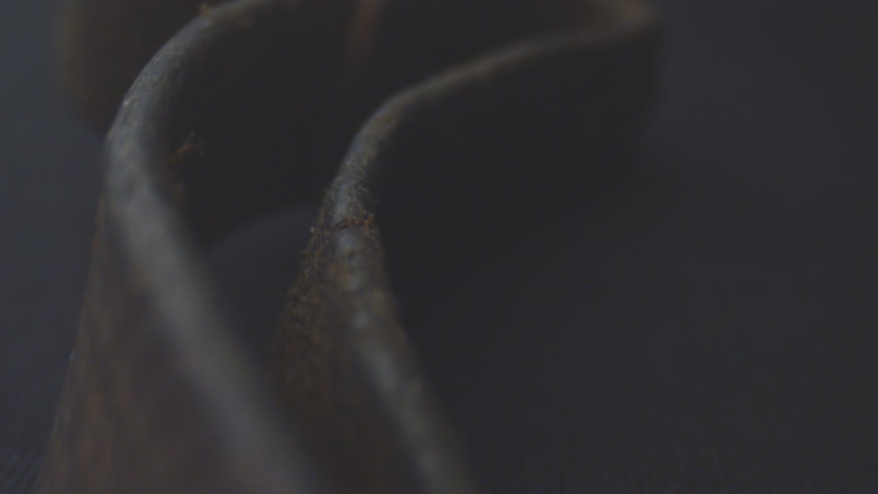 disparo de primer plano de un viejo reloj retro con fondo aislado en negro