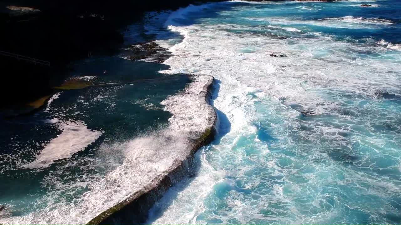 piscina natural en las islas canarias con un mar salvaje