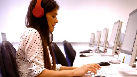 estudiante feliz trabajando en una computadora