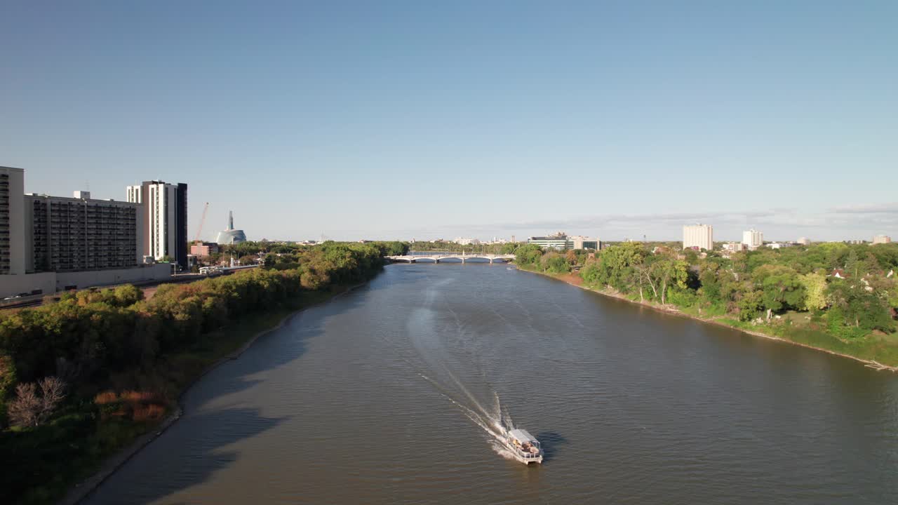 barco de pontón solitario en el río a finales del verano, bonita toma de dron de 4k