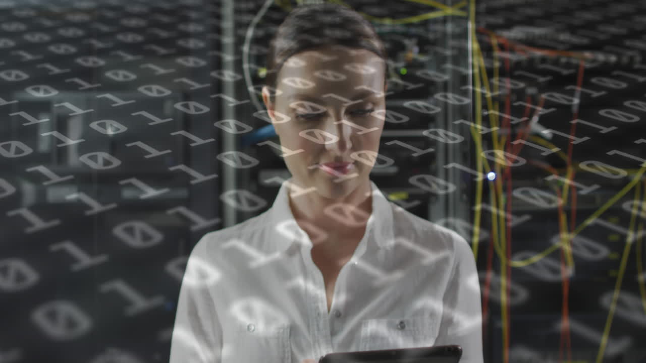 animación de codificación binaria sobre ingeniera informática caucásica con tabletas que comprueban servidores de computadoras