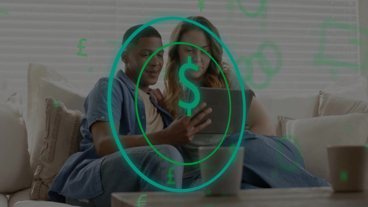 Coppia che tocca un tablet sul divano, con anelli di valuta animati color verde acqua che appaiono intorno al tablet per controllare i risparmi.