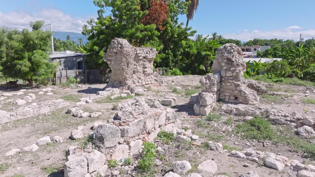 las piedras permanecieron en las ruinas del convento de la merced, un hito histórico en pueblo viejo, azua, república dominicana