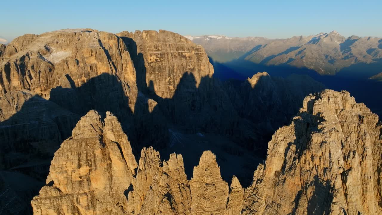 Filmato epico con drone di montagne rocciose all'ora d'oro in Italia - Cime delle Dolomiti di Brenta.