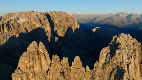 Imágenes-épicas-De-Drones-De-Montañas-Rocosas-Durante-La-Hora-Dorada-En-Italia---Cumbres-De-Dolomitas-Brenta