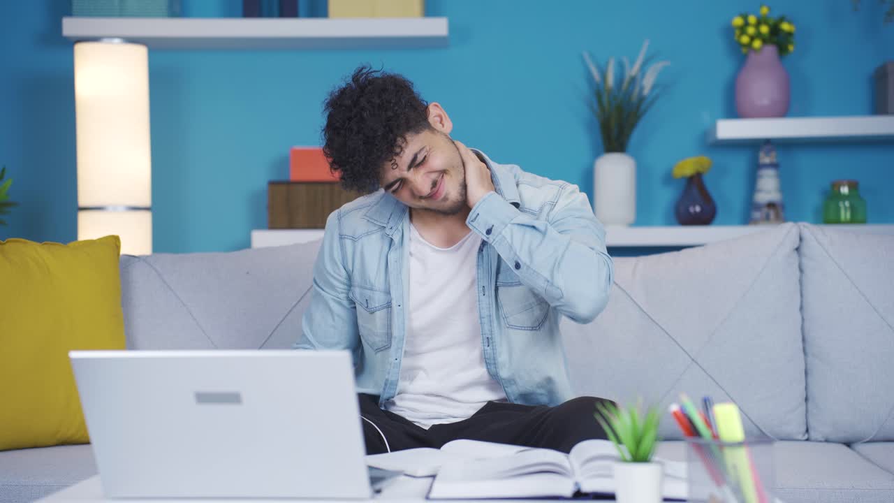 목 통증을  ⁇ 고 있는 대학생입니다.