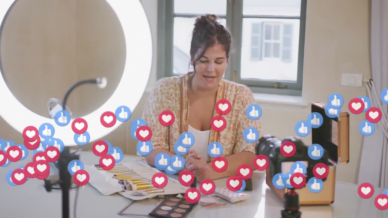 animación de amor y como iconos sobre vlogger mujer hablando grabación vlog en casa