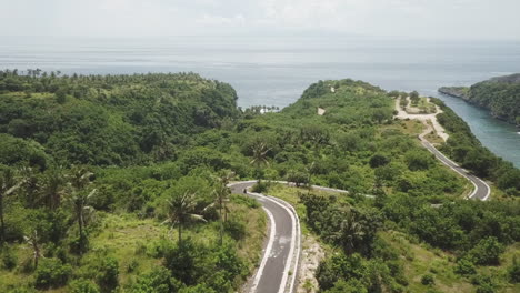 Moto-Nähert-Sich-Dem-Malerischen-Punkt-Tanjung-Juntil-Auf-Der-Bergigen-Küstenstraße-Von-Bali