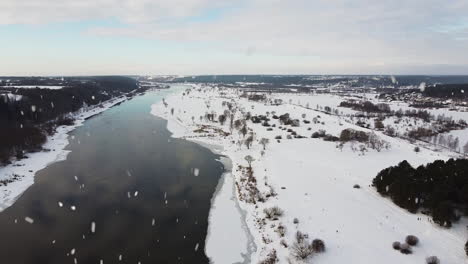 País-De-Las-Maravillas-De-Invierno-Y-Río-Nemunas-Durante-Las-Nevadas,-Vista-Aérea-De-Drones