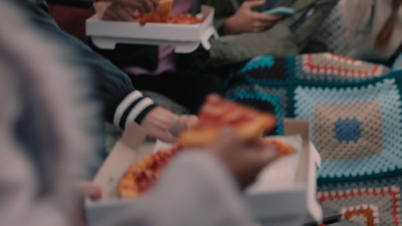 un gruppo di amici che mangiano pizza sul tetto, si godono una festa di fine settimana, si divertono insieme, chiacchierano, condividono feste al tramonto.