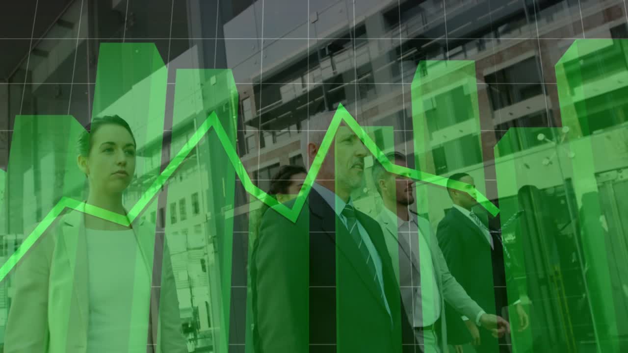 Zespół biznesowy idący na spotkanie do biura, aktywujący zielone paski 3D i wykres liniowy nakładające się na idących.