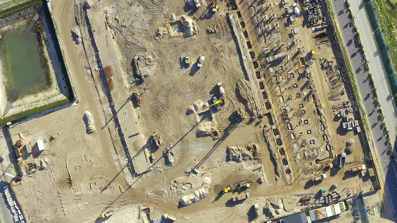 un sitio de construcción bullicioso